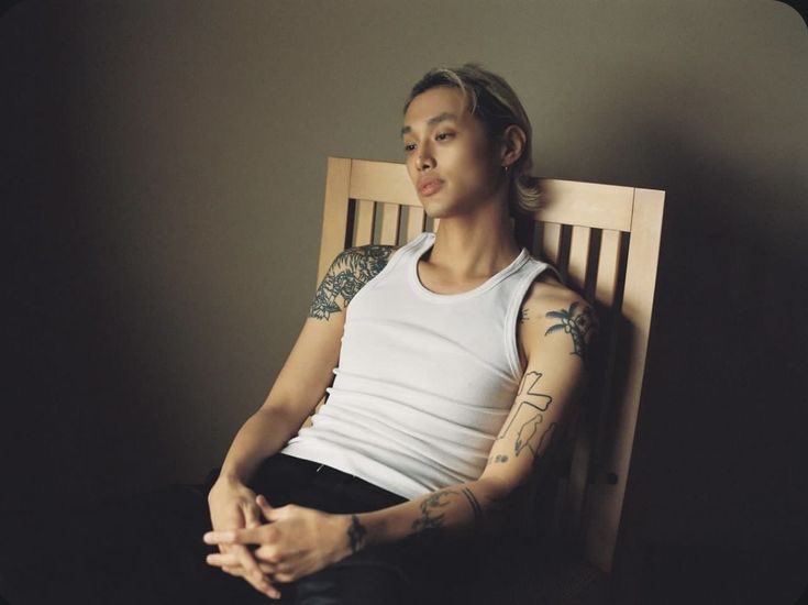 macnhando's tweet photo. 𝓒onheça-me. 
 ⠀  
⠀—⠀𝓝ome:  Saint. 
⠀—⠀𝓐ltura: 1,89.
⠀—⠀𝓘dade: 24.
⠀—⠀𝓢igno: Aquário.
   —   𝓔stado civil: Solteiro.
⠀—⠀𝓢exualidade: Bissexual.
⠀—⠀𝓔stação favorita: Inverno.
⠀—⠀𝓒or favorita: Cinza. https://t.co/169VmsFCHg