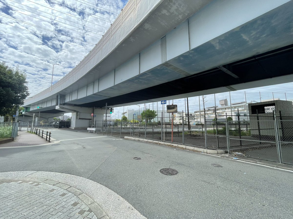 iloha_train's tweet photo. あびこ駅から南へ約500m。
道路橋の下に取り残された一枚の看板。
…本当だ！僅か1年足らずしか運転されなかった特急「ふれ愛紀州路」の看板が残ってる。 https://t.co/IMTenxIPpX