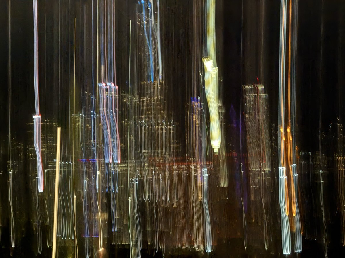 Jaya_Joseph's tweet photo. Chicago skyline tonight except it keeps getting trippier https://t.co/3K9qHMubJj