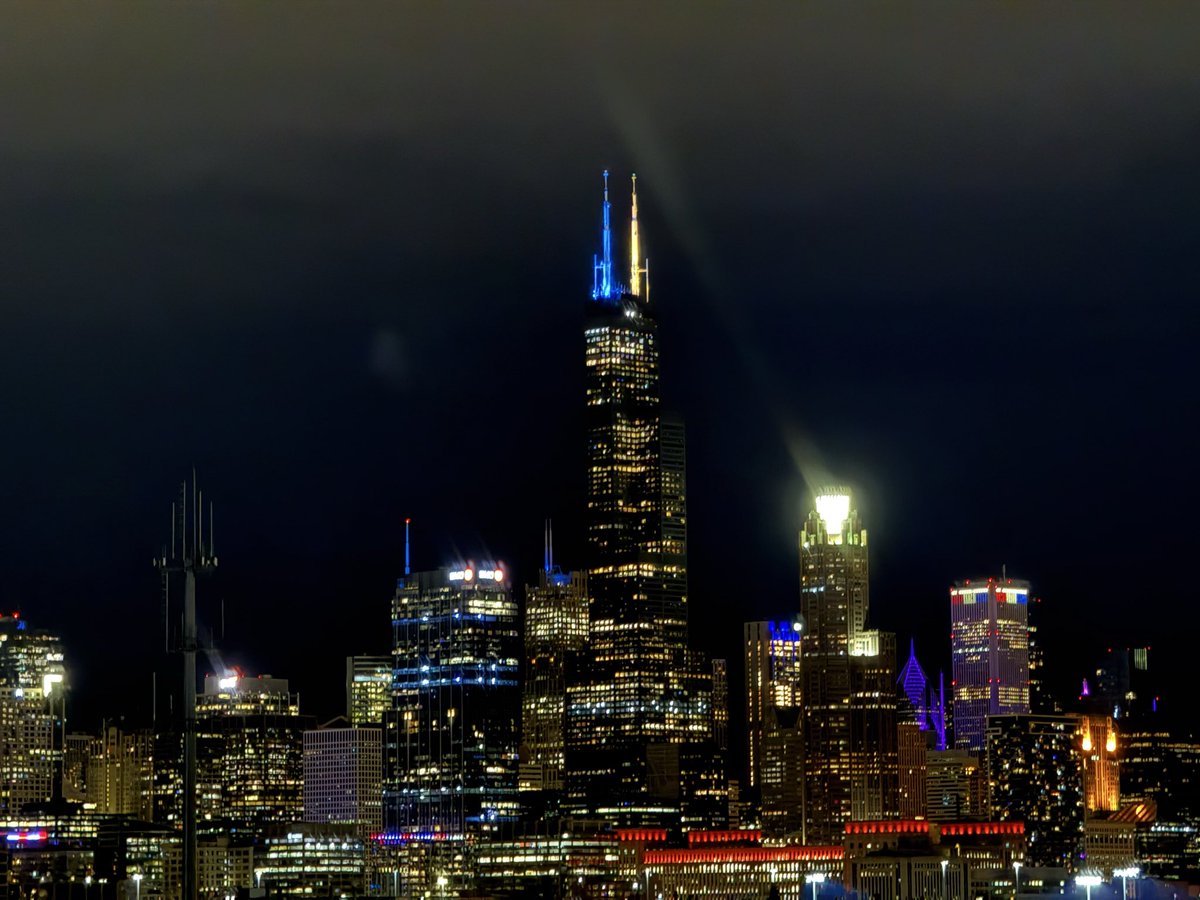 Jaya_Joseph's tweet photo. Chicago skyline tonight except it keeps getting trippier https://t.co/3K9qHMubJj