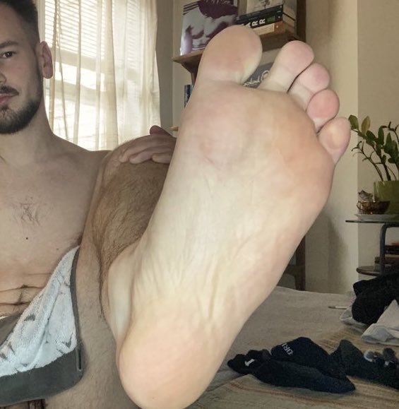 satansbottom's tweet photo. kinda feeling this throwback pic foot fantasy https://t.co/qOLFUo7QiB