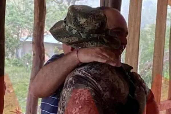 VillanueAle's tweet photo. No olvidar que al alcalde de Santa Marta, @CarlosPinedoC, lo agarraron abrazado y reunido con paramilitares y bandidos https://t.co/i0EEPhUJVY