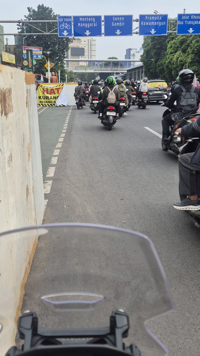 beben0505's tweet photo. @DKIJakarta Nih min, sy ambil gambar hari ini jam 07.21 Wib tidak ada petugas yg ngatur. Jadi kalau petugas dishub dtng diatas jam 09.00 wib untuk ngatur lalin, ya percuma. Sedangkan macetnya di jam2 sibuk. https://t.co/VWsYFSlvUV