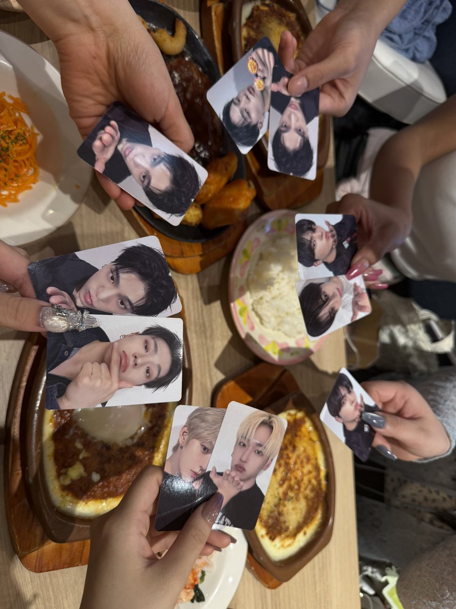 x1_lg05's tweet photo. ここのみんな私と顔合わせるの初なのにめちゃくちゃ優しくしてくれて、トレカまで譲って頂けて本当に幸せで楽しかったт  ̫ т
언니들ありがとう🥹💞
初対面なのにふざけ散らかしてすみませんでした🤩🥂 
 #앤드_트친소 #앤드 #AnD #WHIB https://t.co/ItlVr5L0K4