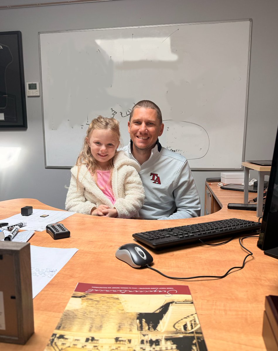 CoachJeffMoore's tweet photo. Had a special visitor ! Honored to be in the presence of our Assistant to the Head Coach! #RideTheWave #SeawolfNation https://t.co/4AfCYWYtcA