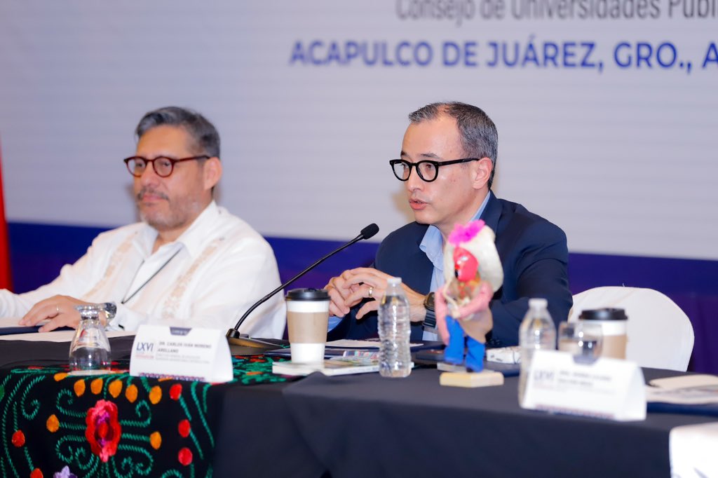 carlosivanmoren's tweet photo. En representación del Subsecretario @rvillanueval, participé en la LXVI Sesión Ordinaria del Consejo de Universidades Públicas e Instituciones Afines (CUPIA) de la @ANUIES.

Compartí avances importantes, como los más de 245 mil nuevos espacios en educación superior; las casi un millón y medio de personas aprendiendo en #SaberesMX y el incremento presupuestal para las IES públicas. El mayor aumento en 10 años. 

Conversamos también sobre el Acuerdo propuesto desde la @SEP_mx, y aprobado por unanimidad por las entidades del país, para restringir el uso de dispositivos y pantallas en las escuelas, para cuidar el bienestar de nuestras infancias y juventudes.

Gracias a la Rectora, Dra. Lety Jiménez, y a toda la comunidad de la @UAGroOficial por su cálida anfitrionía.