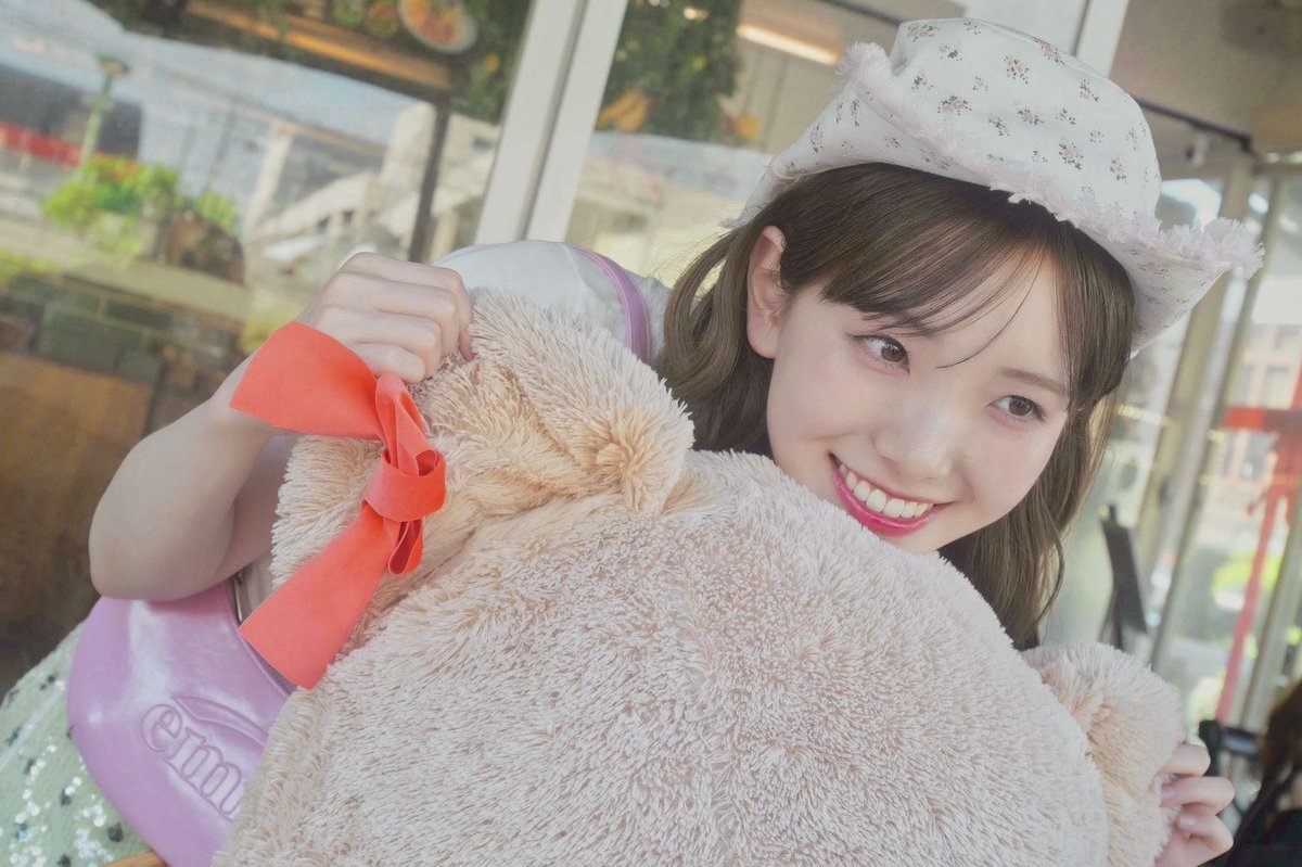 book_tkj's tweet photo. ˚₊‧⁺˖✮ ┈🧡オフショット公開🧡┈ ✮˖⁺‧₊˚

写真集はご覧いただけましたか？✨

今日は、未公開オフショットをお届け📸🍊

沖縄での撮影の合間に見せた、
自然な表情をぜひお楽しみください🌺🧡

写真集の感想もぜひ聞かせてください💬✨

#桜井えま1st写真集 #あざと未満 
お求めはこちら▼ https://t.co/Ka2BRo5n4B