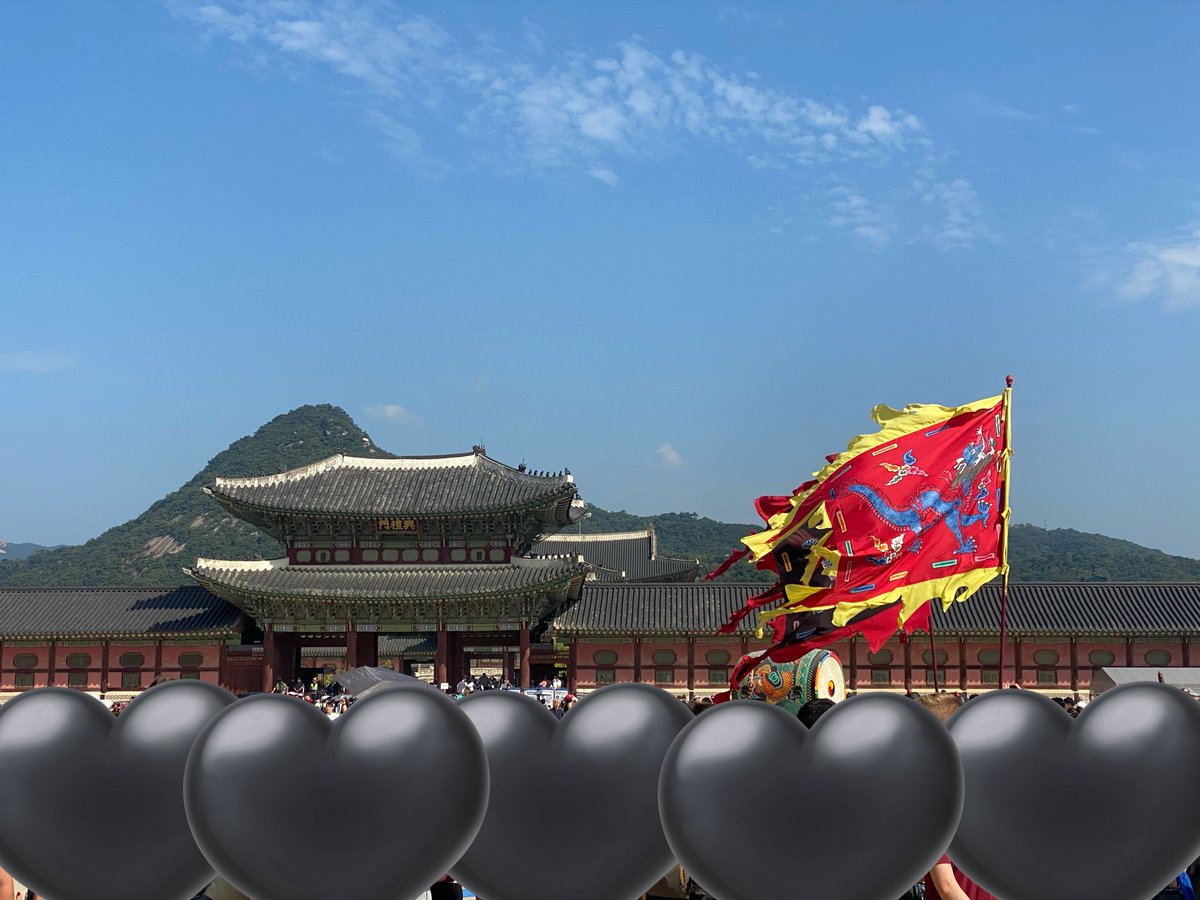 kao_pai2's tweet photo. 興礼門前の交代式、青空に青龍の旗が映えてかっこよかった https://t.co/U5mOOEaNLa
