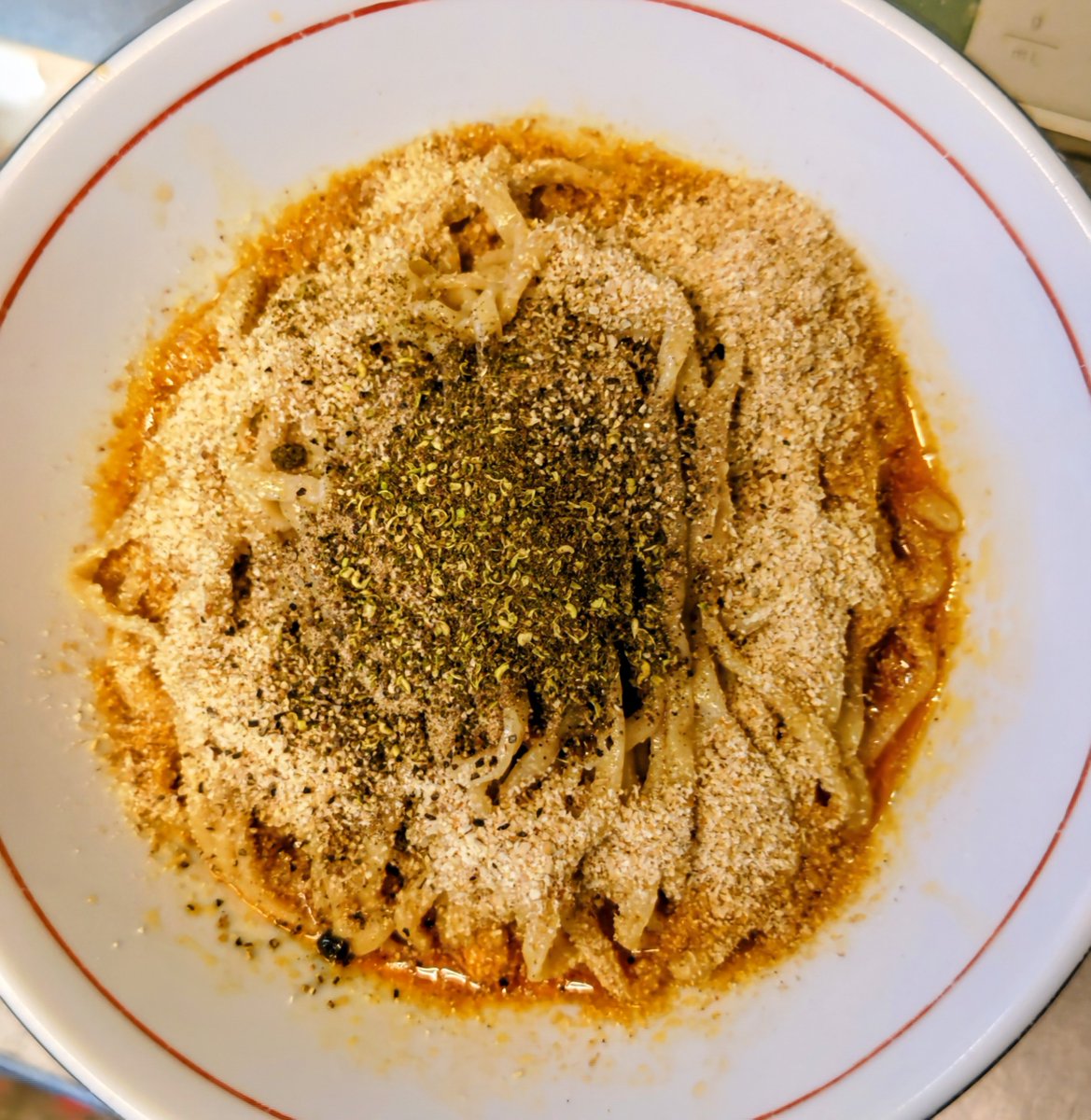 hotairgo's tweet photo. ホットエアーの吉田です
2026年9月23日　水曜日

明日24日、明後日25日は店休日になります

スパイスまぜそば

丼内にマヨネーズや卵黄を使わないまぜそば
なのでキレ良くスパイスを感じると思います

カレーに使うスパイスを多用したラー油、四川山椒、黒胡椒、すりごま、魚粉、醤油タレ、各種酸味にスープでベース

生玉子は味に変化をつけるために、すき焼きみたいにつけ卵で

それなりに刺激的なのでお残しも出ていますが、好きな方には堪らないと思います

ラーメンを提供しだした時のメニューで塩、醤油とこのまぜそばで個人的に好きな味です

以下はホットエアーの案内文です

ホットエアーのラーメンは、天然素材のみから旨味を抽出し、 調味料もうま味調味料類を含んでいない物を選んでいます

ミシュランガイド京都・大阪+鳥取2019 ビブグルマンで掲載＆メディア取材100本以上

週末も並びは無いので入店はスムーズ＆
最速で1時間50杯なのでお待たせしません

無料P20台　
定休日は火曜日
臨時休業あり、告知はX
営業11時15分〜14時Lo
予約不可
4人テーブル2卓
カウンター8席
中待ち5席

本日も宜しくお願い致します