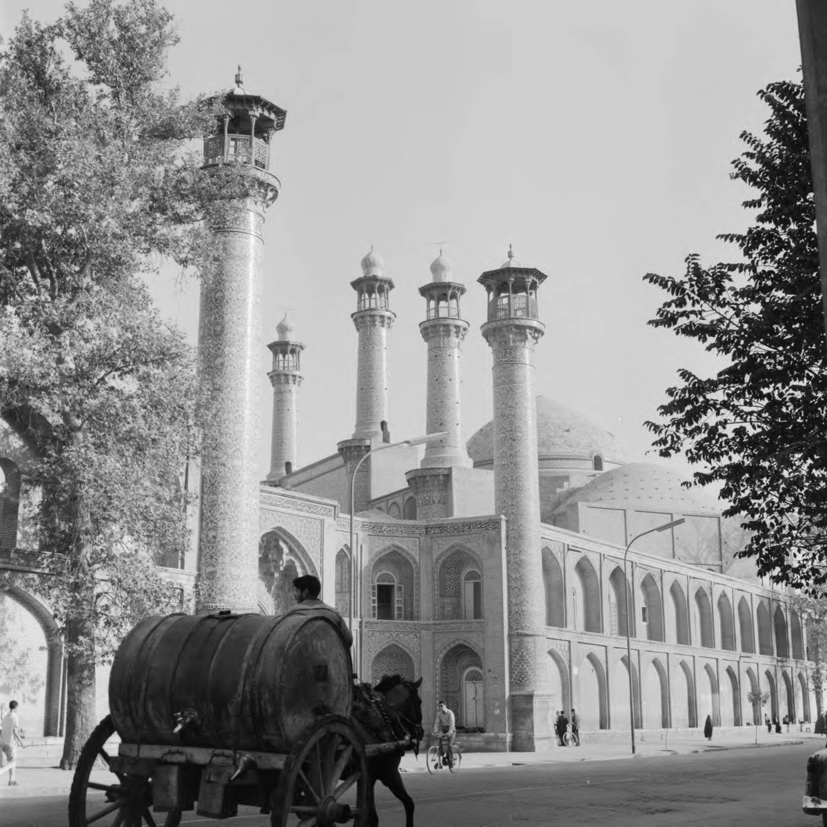 HistoryInPik's tweet photo. گاری آب شاهی مقابل مدرسه سپهسالار تهران، دهه 1330 خورشیدی. https://t.co/mLklbIqPL2