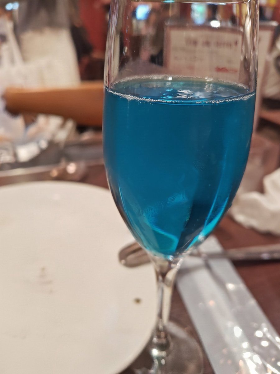 qu_mi_1986's tweet photo. グッズ買い終わって暇になったので飲んでいる🍷 https://t.co/dtIsgy5Rl9