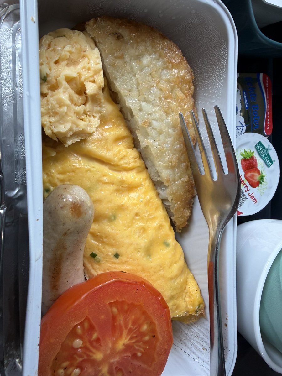 KeiKtrvl's tweet photo. ���し疑いながらナイフを入れてみると、、、

なんと、チーズ無し！

散々負け続けてきましたが、やっと勝ちました。

美味しくいただきました‼︎

以上、どうでもいいチーズ劇場総集編でした。 https://t.co/RkpFai1Km6