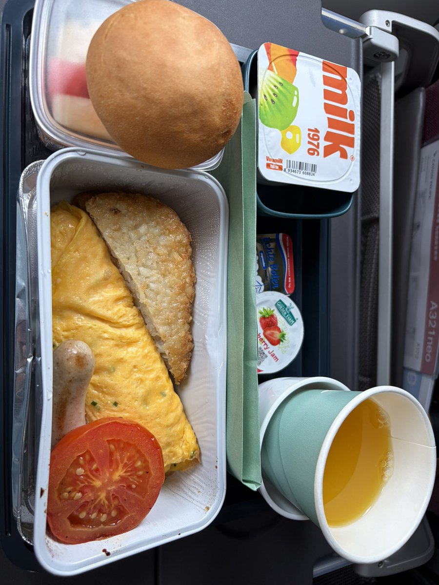 KeiKtrvl's tweet photo. ���し疑いながらナイフを入れてみると、、、

なんと、チーズ無し！

散々負け続けてきましたが、やっと勝ちました。

美味しくいただきました‼︎

以上、どうでもいいチーズ劇場総集編でした。 https://t.co/RkpFai1Km6