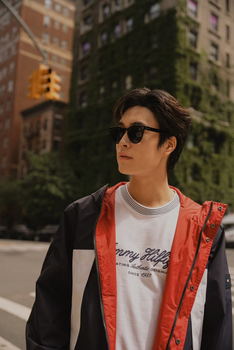 Geminint_family's tweet photo. Gemini Norawit ✨
Gemini strutted at the streets of New York with his visuals as his asset! The thick eyebrows on fleek and boyfriend-inspired hairstyle? We’re definitely falling head over heels!

🖇️ : https://t.co/wYGJZLJrLX

GEMINI RUNWAY SHOW NYFW SS27
@tommyhilfiger @gemini_ti 
#TommyHilfigerxGemini 
#TommyHilfiger #TommyFamily
#TommySS27 #NYFW26
#Gemini_NT #เจมีไนน์