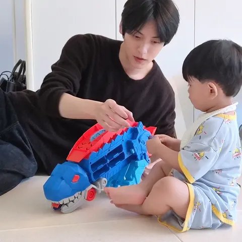 sobssour's tweet photo. HUHU LUCU BGT SOOBIN KASIH MAINAN DINO KE YOOJUN 😭🥺😭

pas main sama yoojun waktu itu, ternyata sambil kasih mainan juga. gemes bgt dibawa main sama yoojun sampe sekarang 🥺🤏🏻 https://t.co/FKKfLtLYzr