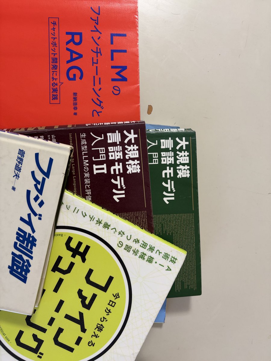 ematerial's tweet photo. @mottolicht 借り出してきたけど、11冊は読み切れん。やり過ぎた。反省。 https://t.co/4INe7Cot8U