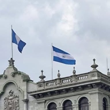 historia_ca's tweet photo. Un pequeño gesto acertado.

Este año, el @GuatemalaGob corrigió la tonalidad de la bandera de la Unión Centroamericana, utilizando un azul más oscuro. https://t.co/uZZHUUbnaG