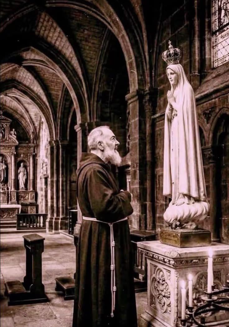 SacerdosMariae's tweet photo. Hoy celebramos la memoria de san Pío de Pietrelcina, uno de los santos más queridos del siglo XX.

Fraile capuchino, sacerdote, confesor incansable y hombre profundamente unido a la Pasión de Cristo, su vida nos recuerda que la santidad nace de algo muy sencillo: oración, sacrificio, obediencia y amor a las almas.

1️⃣ Francesco Forgione nació en Pietrelcina, Italia, en 1887, en una familia humilde y profundamente cristiana.

Desde muy joven sintió la llamada a consagrarse a Dios. Entró en los capuchinos y tomó el nombre de fray Pío. Fue ordenado sacerdote en 1910.

2️⃣ Su vida sacerdotal estuvo marcada por una profunda unión con Cristo crucificado.

El 20 de septiembre de 1918 recibió los estigmas, heridas semejantes a las de la Pasión de Cristo, que permanecieron en su cuerpo durante décadas.

Pero san Pío nunca quiso convertir aquello en espectáculo. Para él eran, ante todo, sufrimiento y participación en la Cruz.

3️⃣ El centro de su vida fue la Santa Misa.

Quienes asistían a sus celebraciones quedaban impresionados por el recogimiento con que celebraba. Para san Pío, el altar no era simplemente el lugar de una ceremonia: era el Calvario sacramentalmente presente.

Comprendió profundamente que el sacerdote está llamado a unirse a la ofrenda de Cristo.

4️⃣ Pasaba incontables horas en el confesionario.

Miles de personas acudieron a San Giovanni Rotondo para confesarse con él.

Era exigente cuando debía serlo, pero aquella exigencia no nacía de la dureza, sino del deseo de llevar a cada alma a una verdadera conversión.

Sabía que la misericordia de Dios no consiste en negar el pecado, sino en perdonarlo y transformar al pecador.

5️⃣ San Pío fue también un gran hombre de oración.

El rosario estuvo constantemente entre sus manos.

Decía con frecuencia a quienes acudían a él que rezasen y confiasen. Toda su espiritualidad estaba atravesada por una certeza: Dios actúa cuando el hombre aprende a abandonarse en Él.

6️⃣ Su devoción a la Virgen María fue inmensa.

No concebía la vida cristiana sin María. El rosario acompañaba sus jornadas, sus sufrimientos, su ministerio y su intercesión por tantas personas que confiaban en sus oraciones.

Para él, acercarse a María significaba siempre acercarse más a Cristo.

7️⃣ Pero su amor a Dios no quedó encerrado en el convento.

Impulsó la Casa Sollievo della Sofferenza, un gran hospital inaugurado en 1956.

Quería que la ciencia médica y la caridad cristiana caminaran juntas al servicio del enfermo.

El dolor humano debía ser acompañado, cuidado y ofrecido, nunca despreciado.

8️⃣ También conoció la incomprensión y las restricciones.

Hubo períodos en los que la autoridad eclesiástica limitó públicamente algunos aspectos de su ministerio.

San Pío sufrió mucho, pero permaneció dentro de la Iglesia y aceptó la obediencia.

Es una de las grandes lecciones de su vida: incluso cuando no comprendía determinadas decisiones, no convirtió su sufrimiento en rebelión.

9️⃣ Murió en San Giovanni Rotondo el 23 de septiembre de 1968.

San Juan Pablo II, que lo había conocido personalmente siendo joven sacerdote, lo canonizó el 16 de junio de 2002.

Millones de personas siguen acudiendo hoy a su tumba.

🔟 San Pío de Pietrelcina nos recuerda una verdad que nuestro tiempo fácilmente olvida: la fecundidad de un sacerdote no se mide principalmente por su notoriedad, sus proyectos o sus éxitos.

Se mide por cuánto pertenece a Cristo.

Misa.
Confesionario.
Oración.
Rosario.
Sacrificio.
Caridad.
Obediencia.

No necesitó inventar un cristianismo nuevo. Vivió radicalmente el de siempre.

Que san Pío de Pietrelcina interceda por nosotros y, de manera especial, por todos los sacerdotes, para que nunca dejemos de poner a Cristo en el centro de nuestra vida.

#SanPíoDePietrelcina #PadrePío #Santos #IglesiaCatólica #Sacerdocio #Eucaristía #Confesión #Rosario