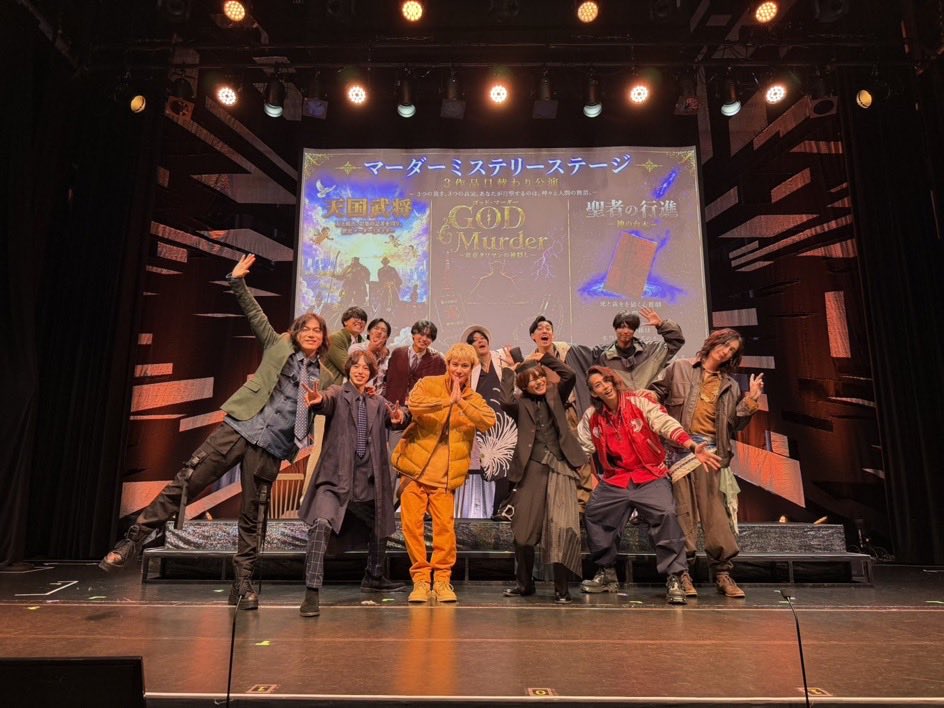 SHUNSHIOYA's tweet photo. 🎭✨ マーダーミステリーステージ、初日とそして千穐楽！✨

初めて挑戦する「マーダーミステリーステージ」。

想像以上の緊張感とライブ感、
そしてその場で生まれる物語――。

「なるほど、こういう世界なんだ！」と、
驚きと発見の連続でした！✨

役者としても、とても刺激的で貴重な初体験。
共演者の皆さんと一緒に、舞台上で生まれる瞬間を楽しんでいます🔥

面白かったー！✨✨

そして今日は、いよいよ千穐楽。

スーパーヒーローバトル。

最後まで“ヤマトタケル”として、
思い切り楽しみます！🦸‍♂️✨

ぜひ劇場で、この特別な瞬間を一緒に体感してください。

#マーダーミステリーステージ
#舞台
#最終楽
#千秋楽
#舞台俳優
#俳優
#塩谷瞬
#ShunShioya
#スーパーヒーロー
#演劇
#舞台好きな人と繋がりたい
#エンターテインメント