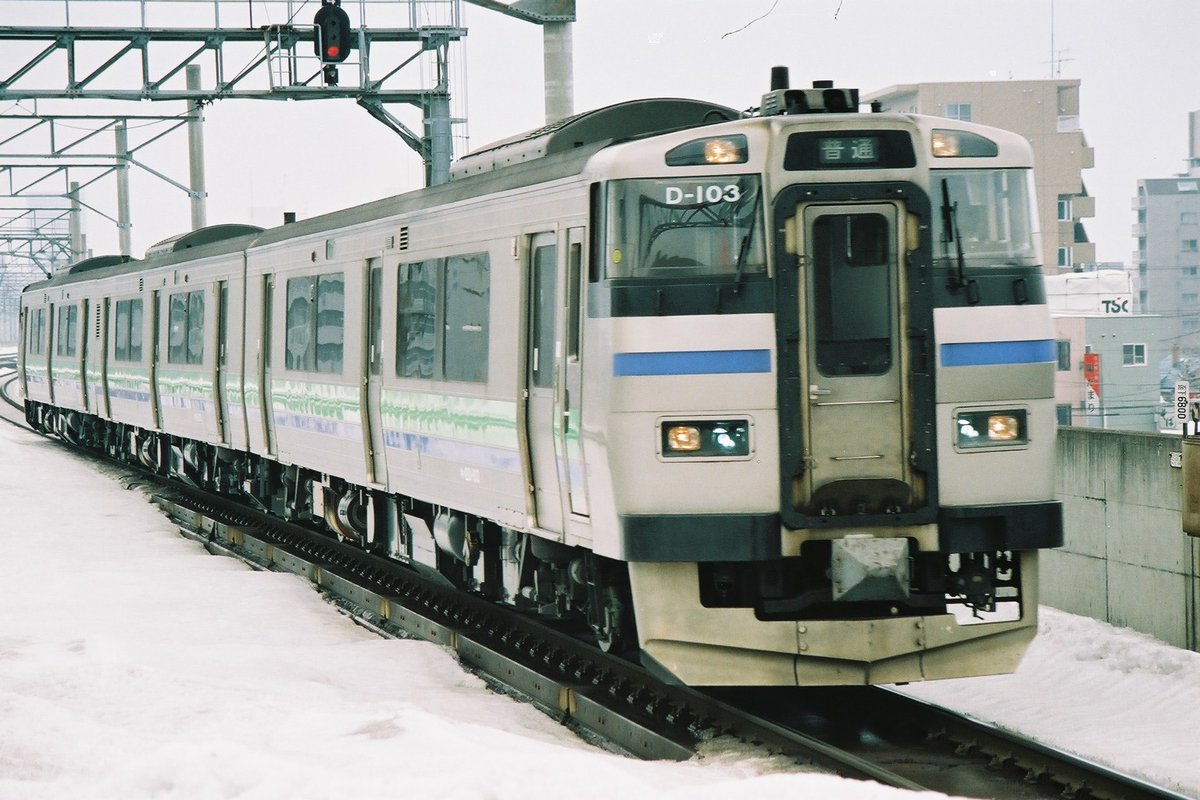 komumodel's tweet photo. 来年30年を迎えるキハ201系
なんといってもオールマイティな予備車で「案外あっちこっちで働き者」ですけど
最近ではファイターズ輸送にも大きく活躍してるとか。

この車の後継は現れるのでしょうかね・・・。
「気電協」って用語はとんと聞かなくなりましたけど
運用当初はよく聞かれた単語でした。 https://t.co/Z5ZJWkHW0W
