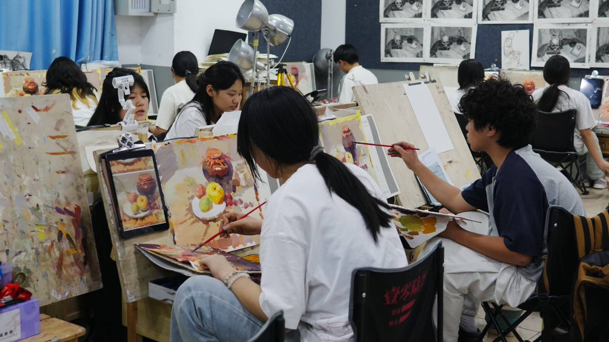 MadisonBaexd's tweet photo. únete a nuestro taller de arte comunitario este sábado! Crea pinturas increíbles y conoce amigos con gustos similares. Te esperamos en el salón de la universidad!， https://t.co/Vs5lbqsj1J