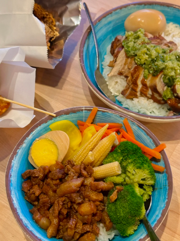 kkdnb7's tweet photo. 誰能拒絕這碗臺式鹵肉飯！鹵肉燉得油潤入味，裹著米飯一口超香✨ 另一碗燒肉飯配上蔥醬，鹹香解膩，搭配豐富配菜，滿滿臺式煙火氣，一口夢回寶島。
#臺式美食 #鹵肉飯 https://t.co/bKLFGJg1QU