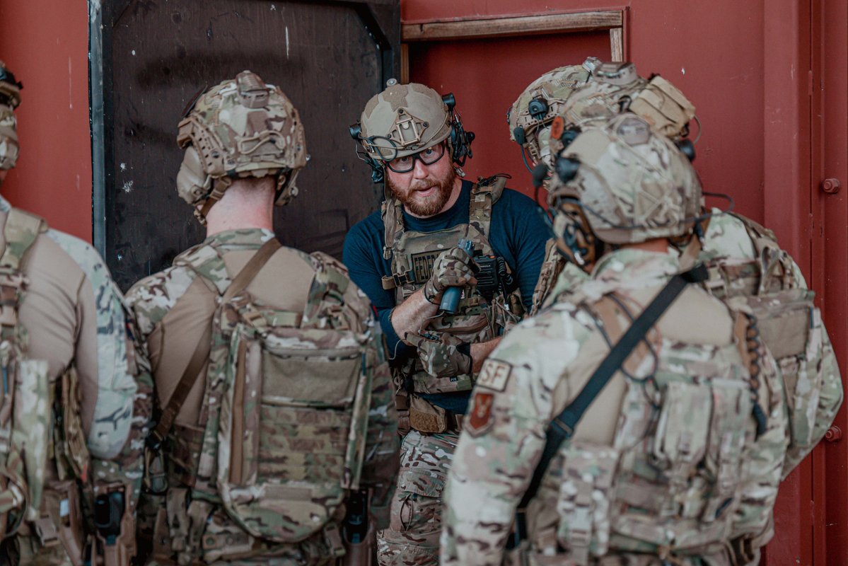 JFCNorfolk's tweet photo. 🇬🇧🇺🇸 Training together. Protecting what matters.

@RoyalMarines from @43Commando trained alongside U.S. Federal Agents in Arkansas 🇺🇸, strengthening the coordination, communication and shared procedures needed for complex security operations.

Through demanding tactical scenarios, UK and U.S. personnel refined their ability to operate together — exchanging expertise and building a common approach to nuclear security and the protection of sensitive assets.

Shared skills. Stronger interoperability. Greater security.

📸LPhot Connor Kilbride

@RoyalNavy | @UKNATO | @UKinUSA | @UKdefenceUS | @GenGJenkinsRM | @USNATO | @DefenceOps | @Commando_Ops