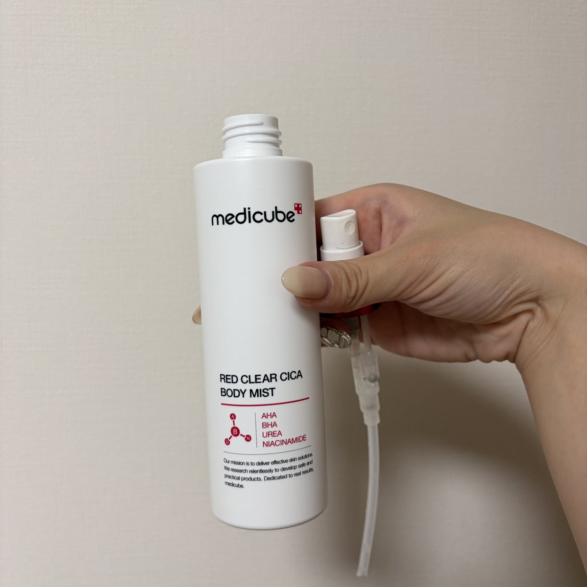 rapi_mone's tweet photo. 【使い切りスキンケア】
@medicube_japan のレッドシカボディミスト

背中のニキビケアとしてお風呂上がりに使用

容器を逆さにしても噴射できるし霧が細かいから使いやすくて◎

汗をかいてかゆくなったりするのが明らかに少なかったしベタつかないのが良かった👍🏻
リピあり‼️ https://t.co/e64aOg88WA