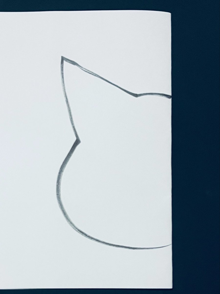 chrome_et's tweet photo. コピー用紙で再現ゴメンやで。染色時に工夫したこともあるけど、シルエットの出し方だけざっくり載せとく。
①左右対称の場合、半分に折って下絵を描く。
②書いた線が重なるように山折谷折で積んでいく。（これは逆になったけど複雑な部分スタートの方がいい）
③線の部分をゴムや紐で留めて染める。 https://t.co/v9QjfZdQ48