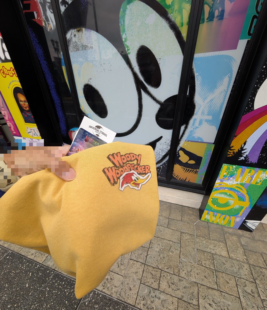 UKOSUKEJ's tweet photo. ユニバーサルスタジオセレクトに登場したウッディーの新作Tシャツ、ゲット☺️
ウィキッドのステッカーもいただけました🙏
久々に来店して、色んなグッズが揃ってて見てるだけでも楽しめました🎶

今日もウッディー&ウィニーちゃんの可愛い開園見られたし、初ガチャガチャでまさかの２人が当たったし、秋分の日、最高な１日になりそうです😆

26.9/23(水)

#USJファン
#ひとりUSJ