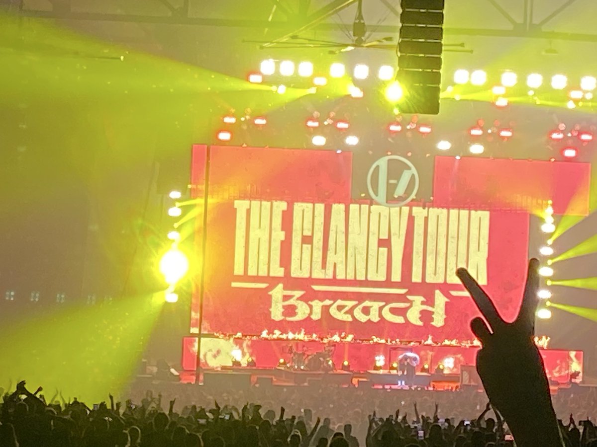 AshH_2003's tweet photo. ISO 2 Twenty One Pilots tix 
Preferably GA but I'm down for lower bowl as well. I'm desperate. Been part of the clique for almost 10 years. Seeing them at Ohio would be a dream come true!!! https://t.co/14TTh87YNS