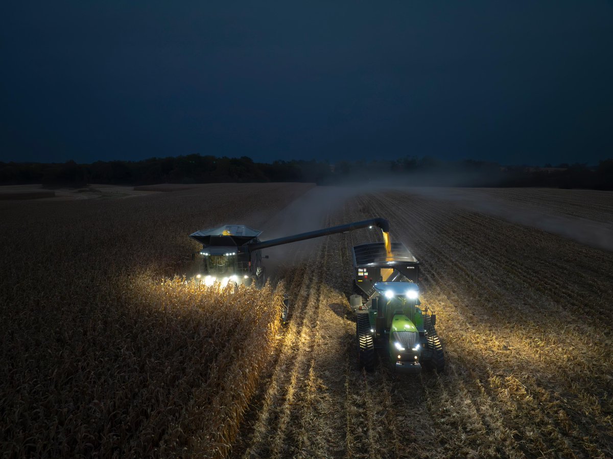 Fendt_NA's tweet photo. Out here, the work isn’t measured in hours—it’s measured in acres finished, grain hauled, and peace of mind knowing your equipment won’t quit before you do. To every farmer pushing through late into the night: Fendt is with you, row by row, field by field. #FarmerFirst #GrowBold #IDEALcombine