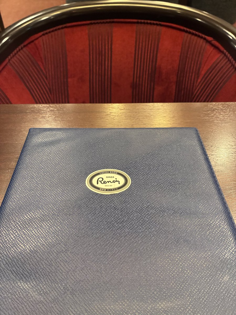 samaKARIAGE's tweet photo. せっかく新宿にいるのでルノアール(初)に来ました
けど残念ながら、祝日のせいか会話らしいものは男性2人組の趣味の話くらい…
キャンプはよく分からないけどグランピングはいいよ、と後輩に勧めてはりました。 https://t.co/VOAeNAUHSq