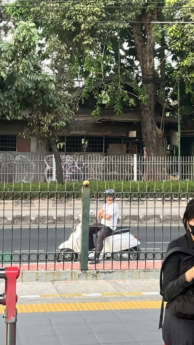 Smash1014314's tweet photo. Ditungguin Papa sampai gue naik kereta 😭

Padahal gue udah ketinggalan kereta sekali, jadi harus nunggu kurang lebih 30 menit sampai kereta berikutnya datang.

Tapi ternyata Papa masih nungguin dari luar 😭😭😭

Panjang umur ya, Pa. Huuuuuffff ❤️ https://t.co/xMK3IuuWlx