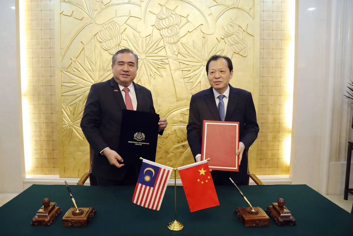MOTMalaysia's tweet photo. MEMPERKUKUH KERJASAMA PENGANGKUTAN MALAYSIA–CHINA

YB Menteri Pengangkutan mengadakan lawatan rasmi ke Beijing dan mesyuarat dua hala bersama Menteri Pengangkutan China, TYT Liu Wei, yang turut menyaksikan pemeteraian MoU Kerjasama Pengangkutan Malaysia–China.

#MalaysiaChina https://t.co/2HIopoi3Of