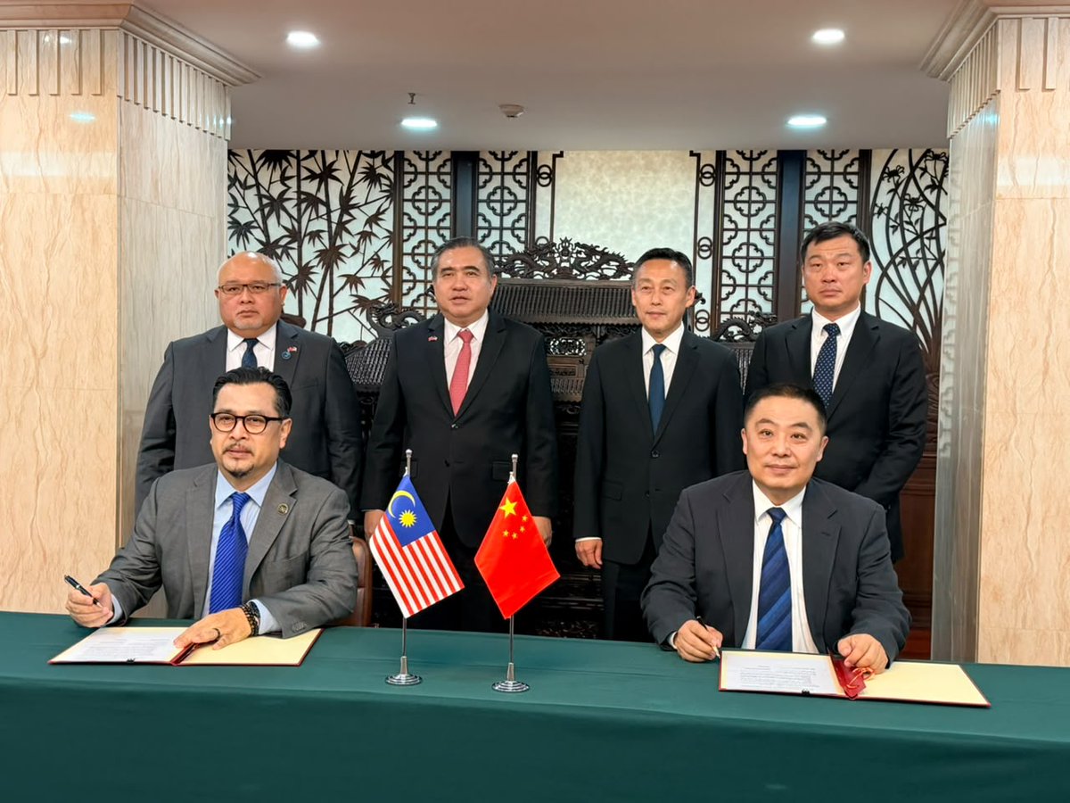 MOTMalaysia's tweet photo. MEMPERKUKUH KERJASAMA PENGANGKUTAN MALAYSIA–CHINA

YB Menteri Pengangkutan mengadakan lawatan rasmi ke Beijing dan mesyuarat dua hala bersama Menteri Pengangkutan China, TYT Liu Wei, yang turut menyaksikan pemeteraian MoU Kerjasama Pengangkutan Malaysia–China.

#MalaysiaChina https://t.co/2HIopoi3Of