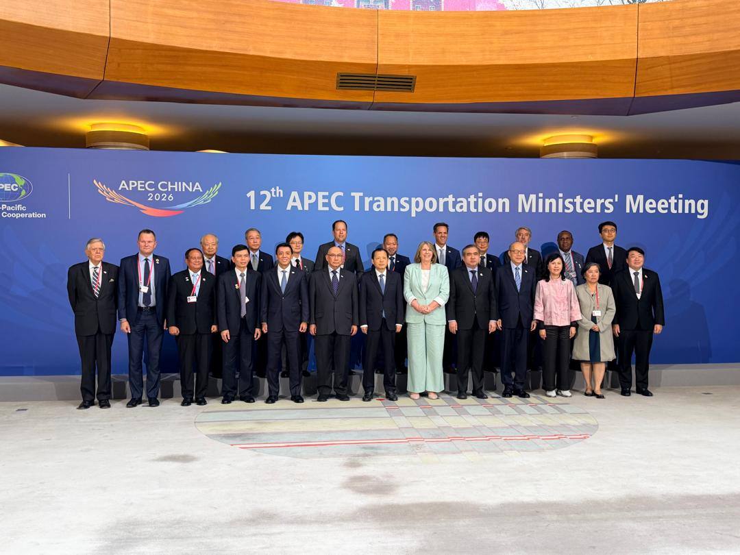 MOTMalaysia's tweet photo. MEMPERKUKUH KERJASAMA PENGANGKUTAN MALAYSIA–CHINA

YB Menteri Pengangkutan mengadakan lawatan rasmi ke Beijing dan mesyuarat dua hala bersama Menteri Pengangkutan China, TYT Liu Wei, yang turut menyaksikan pemeteraian MoU Kerjasama Pengangkutan Malaysia–China.

#MalaysiaChina https://t.co/2HIopoi3Of