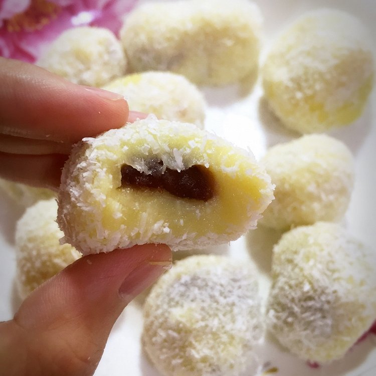 KrystinaRowvuj's tweet photo. Freshly baked matcha mochi with red bean filling—chewy, earthy, and sweet! A little taste of Japan for your snack time today.  #JapaneseTreats， https://t.co/C6OQVjHuWI