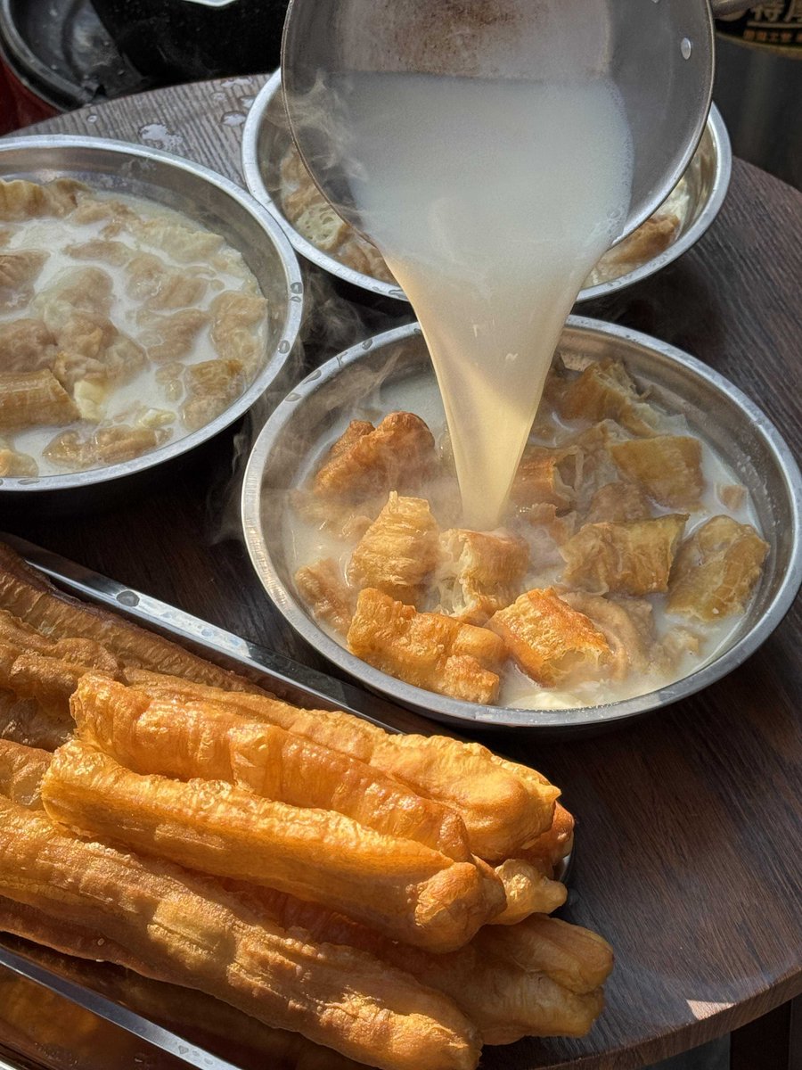 SunshineRars0's tweet photo. Craving warm Chinese churros with silky condensed milk sauce from the street cart The crispy exterior melts with every dip—pure cozy comfort on a busy day!， https://t.co/jhCytdFqL7