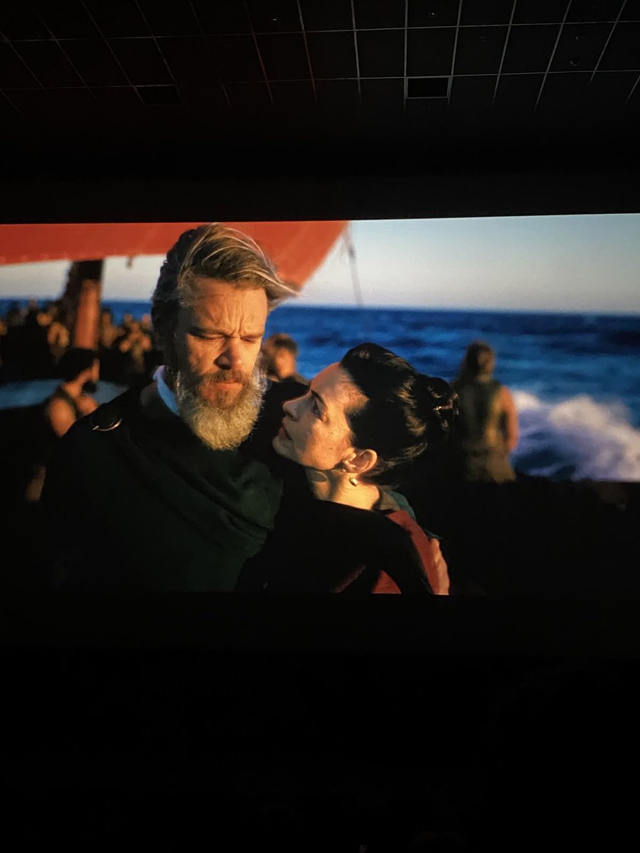 wm99wm2's tweet photo. في مشهد في فيلم The Odyssey 
لليوم أرجع أشوفه من قوة ما أثّر فيا
لما قالت بينيلوبي لزوجها أوديسيوس:

Then your memory won’t be making my decisions
«إذًا لن تكون ذكراك هي التي تتخذ قراراتي.»

أوديسيوس يقول لها: إذا لم أعد، لا تجعلي ذكراي تمنعك من أنك تكملي حياتك وتتزوجي برجل آخر
فترد عليه وهي تبكي إنها ما راح تخلي ذكراه تتحكم في حياتها، بعدها تعطيه دبوس يحتفظ فيه كذكرى لها…

المشهد فيه مفارقة فظيعة

ما قالت: «بأنساك»

لأنها عارفة إن ذكراه وانتظاره ممكن يقيدون حياتها عاشت سنوات مرتبطة فيه
ورفضت تعتبر نفسها حرة انتظارها له جعلها أسيرة لسؤال واحد !! 
هل بيعيش ويرجع لي؟ أو بيموت؟

أعطته الدبوس كشيء يكون معه طوال هذه الرحلة، وكأنه جزء منها سيرافقه بعيدًا عنها
هو يأخذ ذكراها معاه ، وهي تبقى مع ذكرى حبها له…

- في النهاية وهما على السفينة…
المعنى ينقلب تمامًا ..

الشيء الي كان ممكن يكون ذكرى امرأة فقدها أصبح ذكرى امرأة نجت معه من الفراق خلدت قصه حب عظيمه .. 
لم تعد مجرد امرأة ينتظرها في إيثاكا، ولا هو أصبح مجرد رجل ستحتفظ بذكراه بعد موته.
لقد عاد إليها ..

هذا النوع من الرموز يضرب المشاهد بقوة؛ لأنه مو شرح مباشر للحب هو غرض صغير، لكنه يحمل تاريخ علاقة كاملة ..

والأجمل أن الشخصية الموجودة على الدبوس هي أثينا (Athena) من أهم الآلهة في الأساطير اليونانية، وترتبط بالحكمة والاستراتيجية والحرب.

وأثينا تحديدًا لها علاقة قوية بأوديسيوس، وكانت من أهم الآلهة التي ساندته في رحلته.
لذلك وجودها على الدبوس مو اختيار عشوائي وكأن بينيلوبي تقول له 
بطريقة غير مباشرة : 

«خذ معك الحماية والحكمة… وارجع إليّ.»

♥️♥️