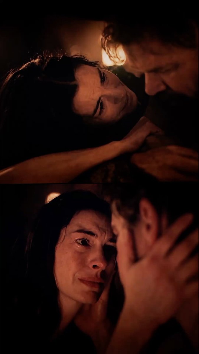 wm99wm2's tweet photo. في مشهد في فيلم The Odyssey 
لليوم أرجع أشوفه من قوة ما أثّر فيا
لما قالت بينيلوبي لزوجها أوديسيوس:

Then your memory won’t be making my decisions
«إذًا لن تكون ذكراك هي التي تتخذ قراراتي.»

أوديسيوس يقول لها: إذا لم أعد، لا تجعلي ذكراي تمنعك من أنك تكملي حياتك وتتزوجي برجل آخر
فترد عليه وهي تبكي إنها ما راح تخلي ذكراه تتحكم في حياتها، بعدها تعطيه دبوس يحتفظ فيه كذكرى لها…

المشهد فيه مفارقة فظيعة

ما قالت: «بأنساك»

لأنها عارفة إن ذكراه وانتظاره ممكن يقيدون حياتها عاشت سنوات مرتبطة فيه
ورفضت تعتبر نفسها حرة انتظارها له جعلها أسيرة لسؤال واحد !! 
هل بيعيش ويرجع لي؟ أو بيموت؟

أعطته الدبوس كشيء يكون معه طوال هذه الرحلة، وكأنه جزء منها سيرافقه بعيدًا عنها
هو يأخذ ذكراها معاه ، وهي تبقى مع ذكرى حبها له…

- في النهاية وهما على السفينة…
المعنى ينقلب تمامًا ..

الشيء الي كان ممكن يكون ذكرى امرأة فقدها أصبح ذكرى امرأة نجت معه من الفراق خلدت قصه حب عظيمه .. 
لم تعد مجرد امرأة ينتظرها في إيثاكا، ولا هو أصبح مجرد رجل ستحتفظ بذكراه بعد موته.
لقد عاد إليها ..

هذا النوع من الرموز يضرب المشاهد بقوة؛ لأنه مو شرح مباشر للحب هو غرض صغير، لكنه يحمل تاريخ علاقة كاملة ..

والأجمل أن الشخصية الموجودة على الدبوس هي أثينا (Athena) من أهم الآلهة في الأساطير اليونانية، وترتبط بالحكمة والاستراتيجية والحرب.

وأثينا تحديدًا لها علاقة قوية بأوديسيوس، وكانت من أهم الآلهة التي ساندته في رحلته.
لذلك وجودها على الدبوس مو اختيار عشوائي وكأن بينيلوبي تقول له 
بطريقة غير مباشرة : 

«خذ معك الحماية والحكمة… وارجع إليّ.»

♥️♥️