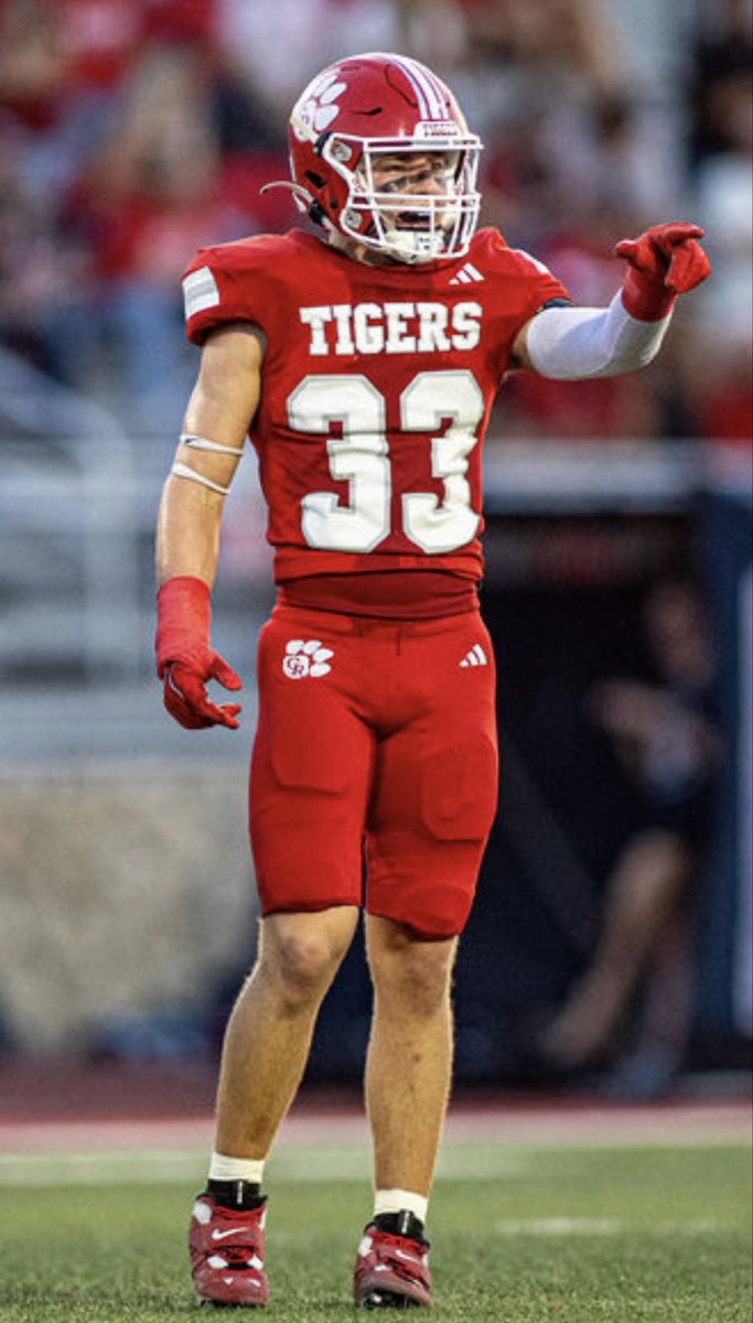 Alan_Burch33's tweet photo. Just keep stacking good reps.
Rylan Burch | Class of 2029
LB | Glen Rose, TX | #33
FIND A WAY.
@RylanBurch_33
#TXHSFB #Recruit2029 #Linebacker #FAW https://t.co/8SlAKd3E9Z