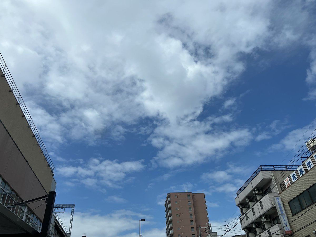 NANIWATAXIDR's tweet photo. おはようございます😊

お休み😴😴明けのブルー🩵な水曜日(？)でございます…
(世間様は連休最後の日とも云ふ)

今日の田舎の駅の空はこんな感じですね

さて
ﾜﾀｸｼ、鉄分補給Feの旅に出てました😇
その中でお初🔰のコチラに行きました
“さかえ食堂"
昭和度MAX❣️な雰囲気は良き❤️ですね
ワンオペ(？)ですので
じっくりと📚が読めます

では
皆さま、ご安全に🦺🚕

#お味は良きでございます❤️
#学生さん御用達のお店🍚🍚
#ともあれお弁当は美味し❤️