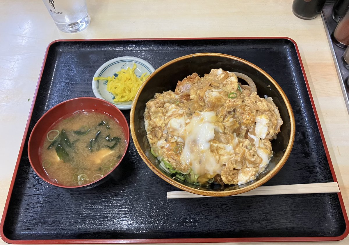 NANIWATAXIDR's tweet photo. おはようございます😊

お休み😴😴明けのブルー🩵な水曜日(？)でございます…
(世間様は連休最後の日とも云ふ)

今日の田舎の駅の空はこんな感じですね

さて
ﾜﾀｸｼ、鉄分補給Feの旅に出てました😇
その中でお初🔰のコチラに行きました
“さかえ食堂"
昭和度MAX❣️な雰囲気は良き❤️ですね
ワンオペ(？)ですので
じっくりと📚が読めます

では
皆さま、ご安全に🦺🚕

#お味は良きでございます❤️
#学生さん御用達のお店🍚🍚
#ともあれお弁当は美味し❤️