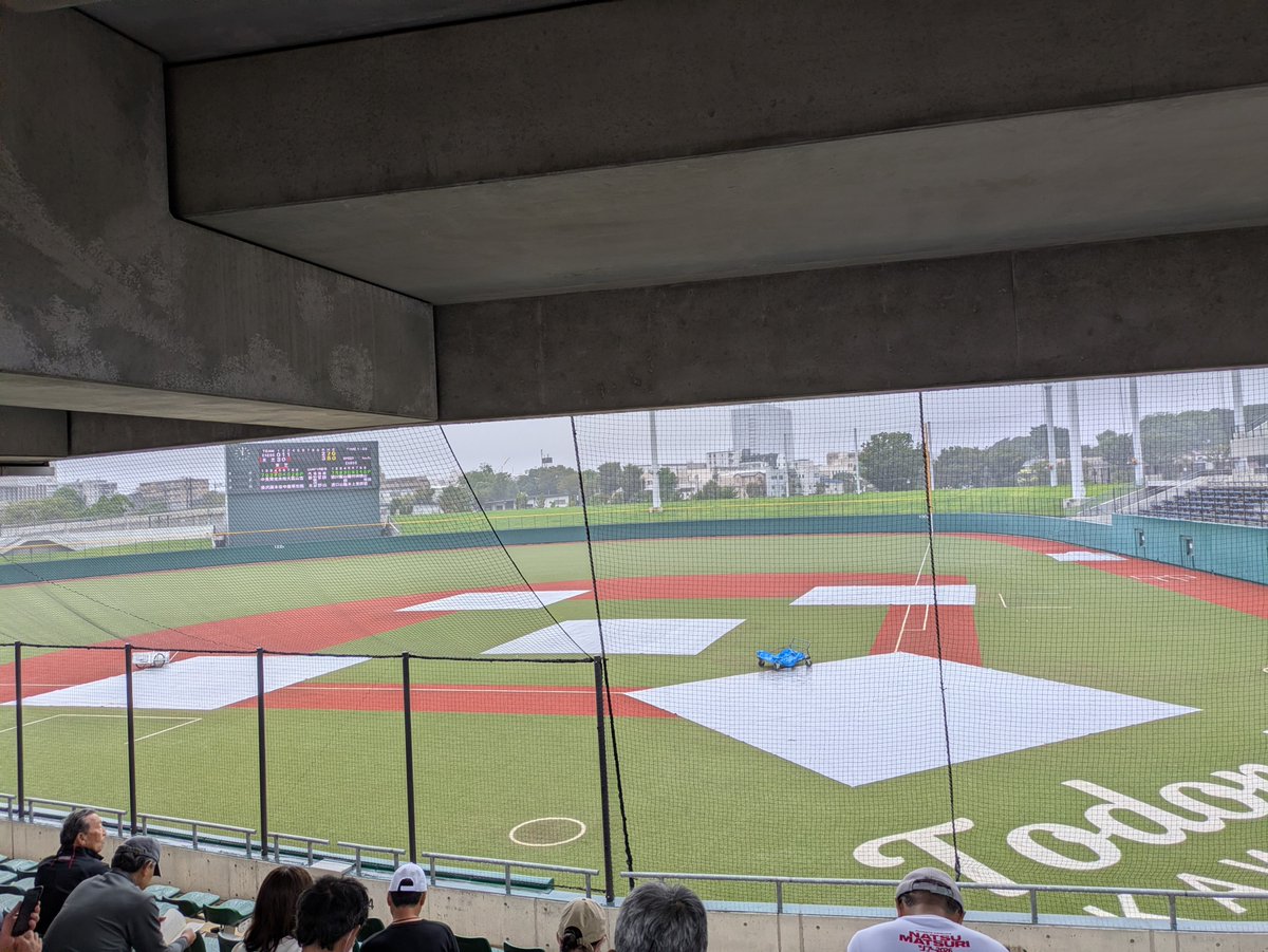 taku52011's tweet photo. 等々力球場のENEOSと東芝の試合は現在雨天中断中。予報よりしっかり雨降ってる…。 https://t.co/qaTg4URy6f