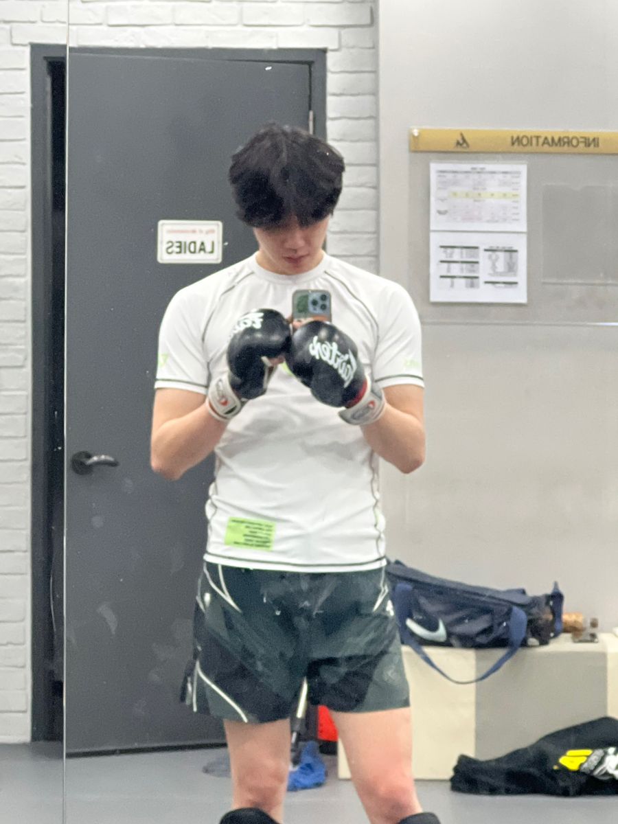 pselancaraksara's tweet photo. #junkang #nsfw one-shot #au :
⊹ ࣪ ˖ The Compression T-Shirt and The Nightwear ⋆˙⟡

Salju minta dijenguk pacar berondongnya karena alasan sakit. Namun, saat Bumi memeluk Salju, ada sesuatu yang bikin anunya bangun...

!! Read TW CW inside !! https://t.co/lU5Q7MacIW