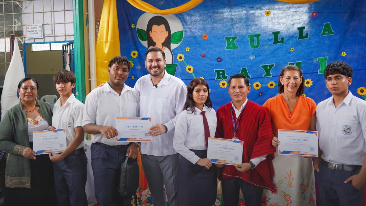 CpccsEc's tweet photo. En el #KullaRaymi compartimos saberes, identidad y participación junto a estudiantes, docentes y autoridades de @seibeec. 🌱🇪🇨
Realizamos el sorteo de “Quien Sabe Participa” y entregamos certificados #EduCPCCS a estudiantes de 9 instituciones.
#CiudadanosComoTú https://t.co/ljueQPsTnb