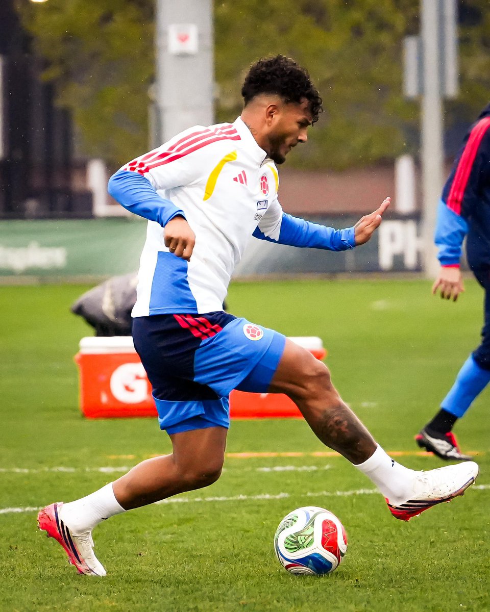 FCFSeleccionCol's tweet photo. 📸 ¡𝐌𝐚𝐫𝐭𝐞𝐬 𝐚 𝐩𝐮𝐫𝐨 𝐟𝐮́𝐭𝐛𝐨𝐥! 🔋

𝐍𝐮𝐞𝐯𝐚 𝐣𝐨𝐫𝐧𝐚𝐝𝐚 de entrenamiento y estas 𝐩𝐨𝐬𝐭𝐚𝐥𝐞𝐬 para ustedes 🖼️

#ConOrgulloColombiano🇨🇴 https://t.co/o8K42rassr