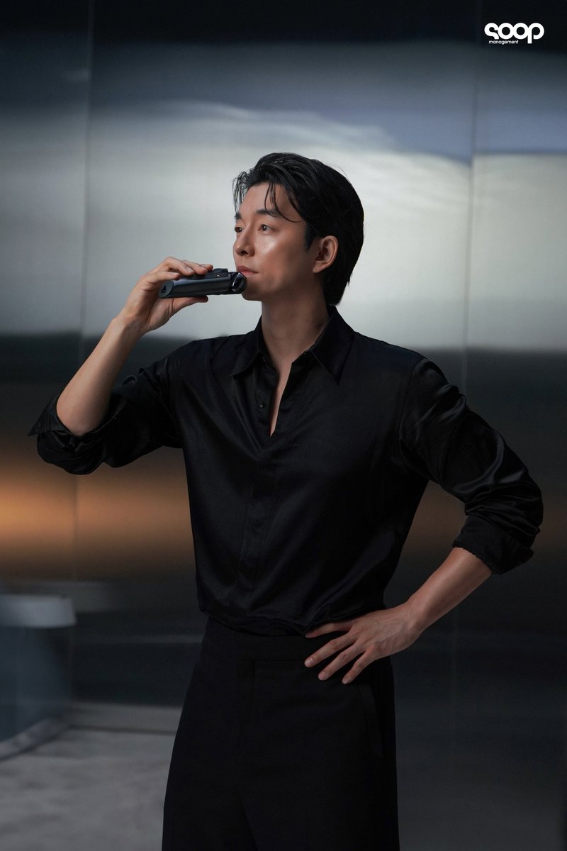 soop_ent's tweet photo. 잠.시.만요?
(필)블랙 셔츠(승)는 반칙 아닌가요..🖤

#공유 #Gongyoo #광고 #브라운 #Braun https://t.co/wal93kG8Ua