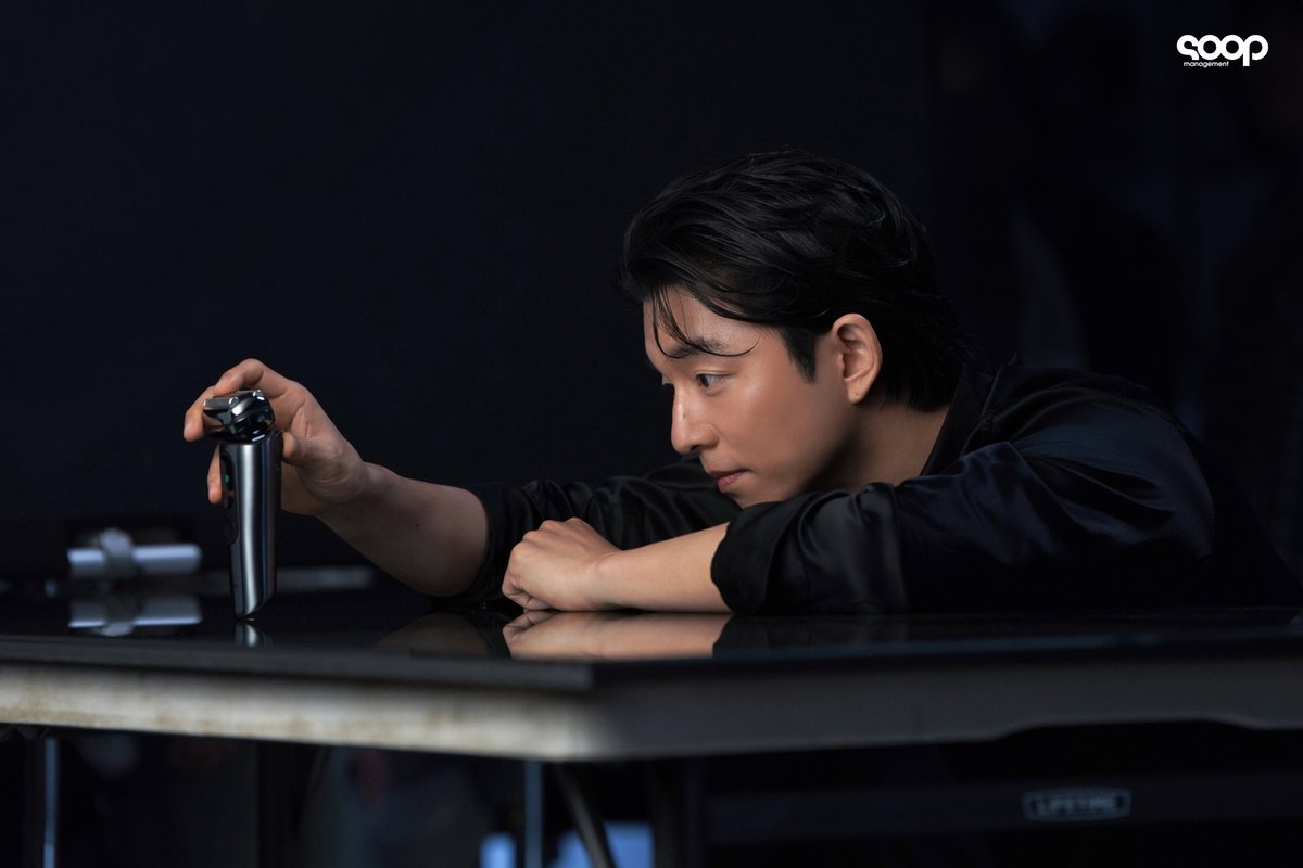 soop_ent's tweet photo. 잠.시.만요?
(필)블랙 셔츠(승)는 반칙 아닌가요..🖤

#공유 #Gongyoo #광고 #브라운 #Braun https://t.co/wal93kG8Ua
